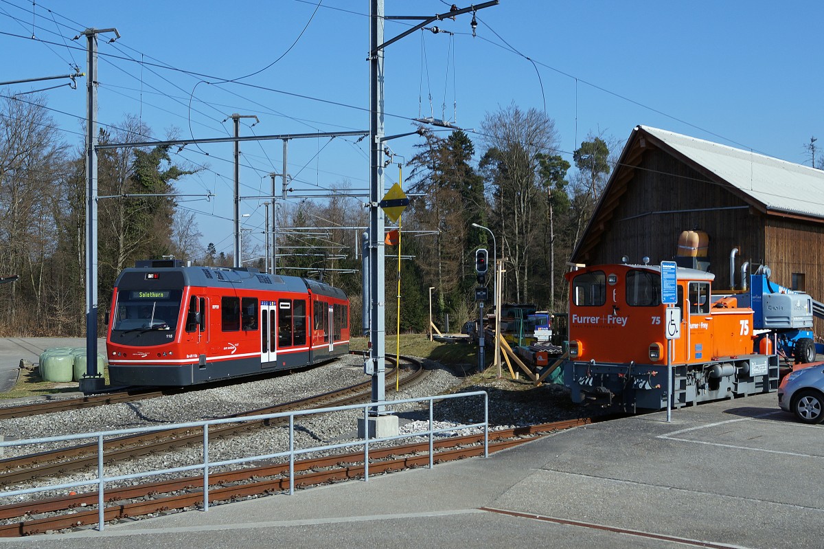 ASm: Seltene Begegnung in Bannwil zwischen der Tm 2/2 75 von Furrer + Frey und einem in Richtung Solothurn fahrenden Regionalzug mit dem Be 4/8 115  STAR .
Foto: Walter Ruetsch