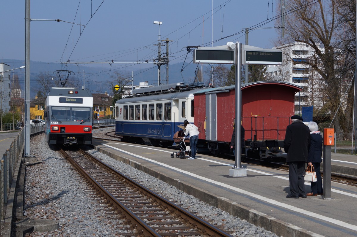ASm/BTI: Nicht alltägliche Zugskreuzung in Nidau zwischen einem einem Be 2/6 und dem Dienstzug bestehend aus dem BRe 4/4 516  ANKERSTUBE  mit G 584 am 20. März 2015.
Foto: Walter Ruetsch