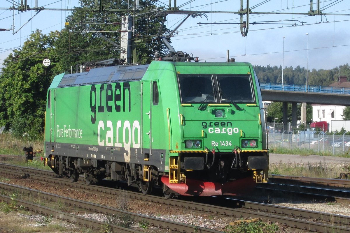 Auch ein TRAXX F140AC: Green Cargo 1434 lauft am 11 September 2015 in Hallsberg um.