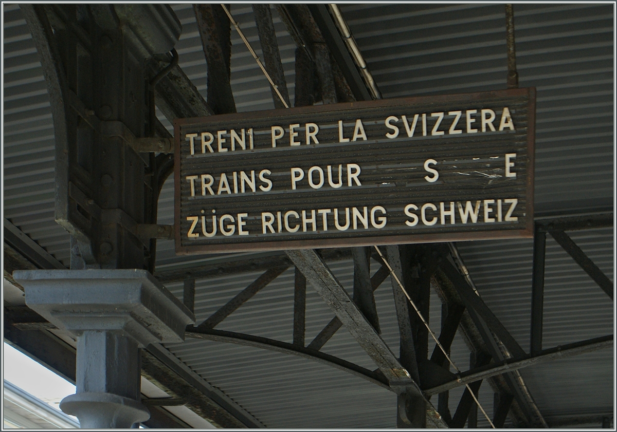 Auch wenn die Buchstaben langsam abfallen, Zge in die Schweiz fahren immer noch ab diesem Bahnsteig.
Domodossola, den 31. Okt. 2013