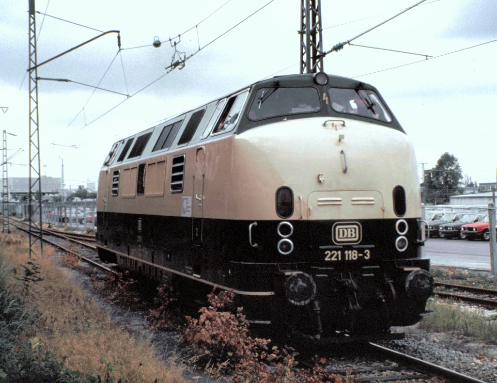 Auf der 221 118-3 wurden Führerstandsfahrten am 26.06.1982 in München-Freimann durchgeführt. Die 221 in dieser Farbgebung wurde als  Osterei  bezeichnet - Ich wünsche allen ein schönes Osterfest. Karl