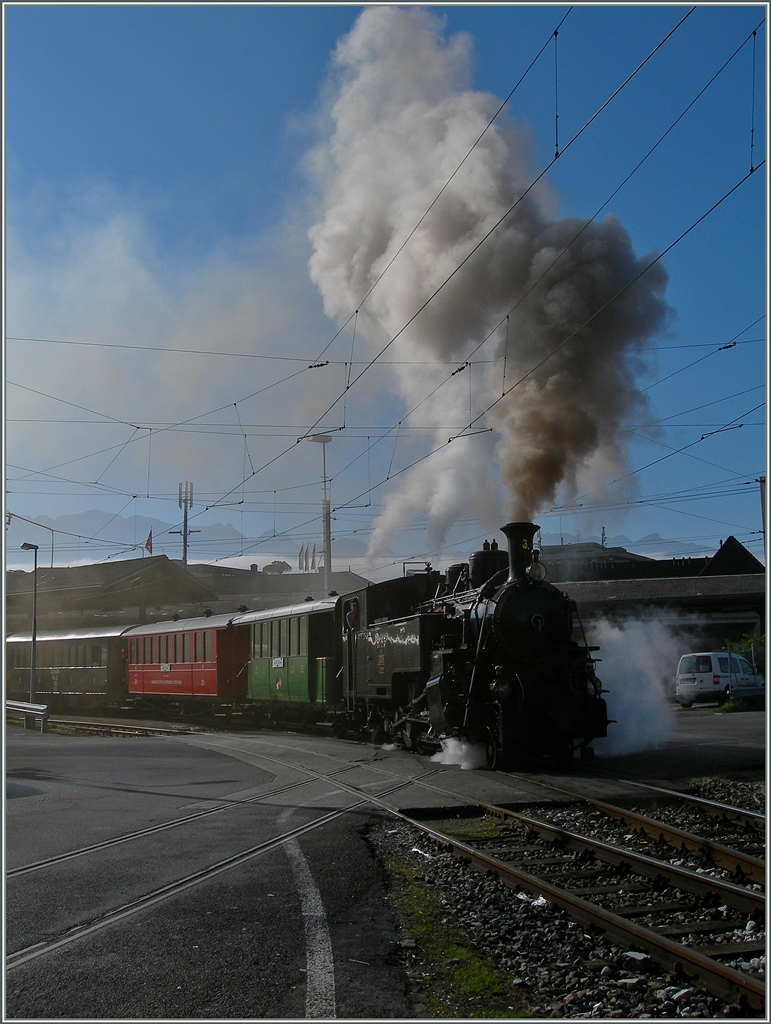 Auf dem Weg zur Arbeit begegnete mir einer der für dieese Saison letzten Dampfzüge der B-C in Vevey.
26. Okt. 2014