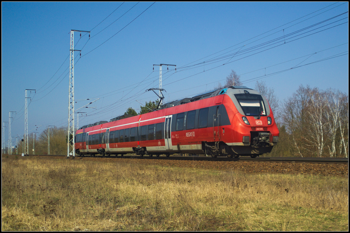 Auf Dienstfahrt befand sich DB Regio 442 635 (442 135-0) als der Triebzug am 09.04.2018 durch die Berliner Wuhlheide nach Schönefeld fuhr.