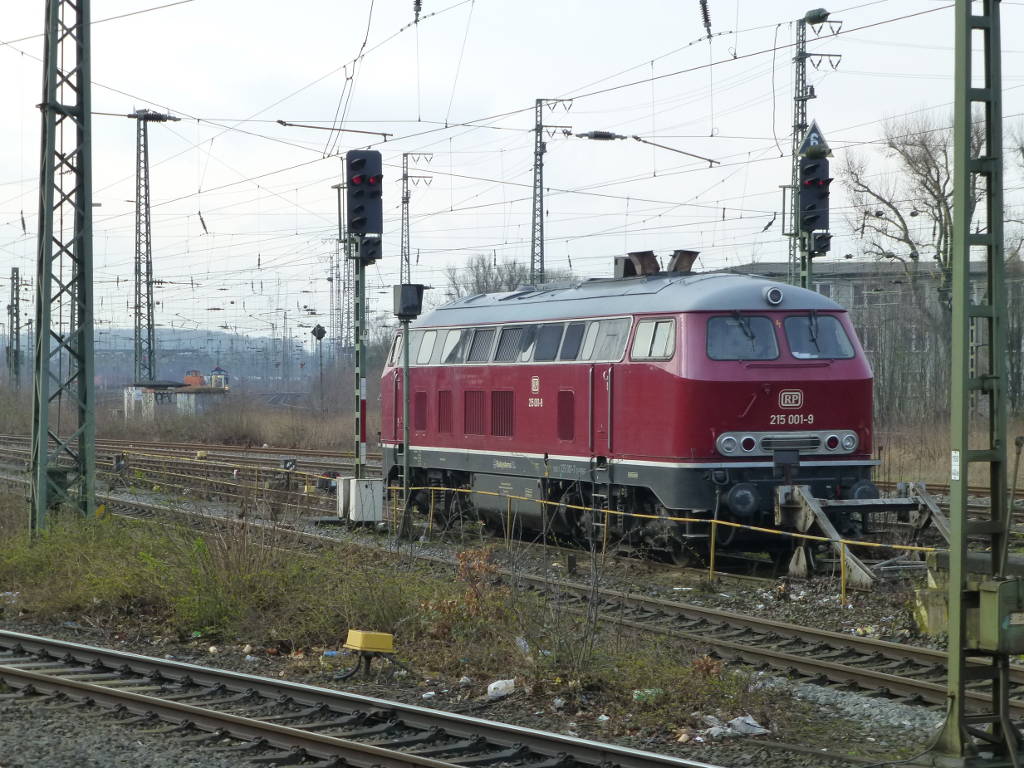 Auf einem Abstellgleis in Hamm steht die Railsystems RP 215 001 am 21.3.2017.