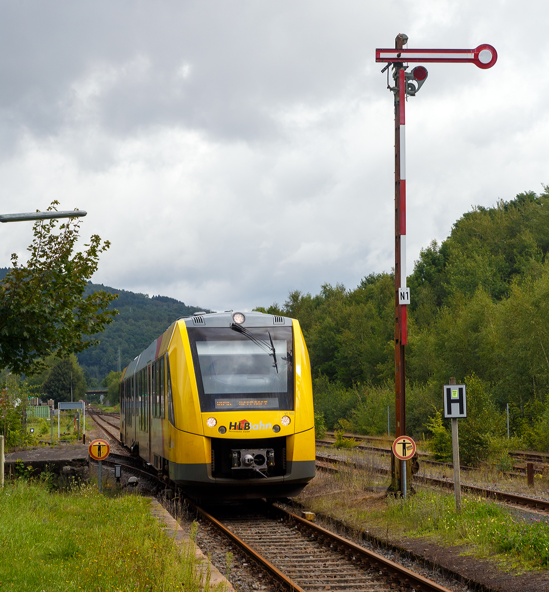 
Auf der Rheintalstrecke muss man z.Z. zwischen Rastatt und Baden-Baden auf die Straße umsteigen, hier ist es genau umgekehrt...
Da die direkte Straßenverbindung zwischen Herdorf und Betzdorf, wegen Brückenbauarbeiten, gesperrt ist steigt man hier auf die Schiene um. 

Hier erreicht der VT 502 (95 80 1648 102-9 D-HEB / 95 80 1648 602-8 D-HEB) ein Alstom Coradia LINT 41 der HLB (Hessische Landesbahn GmbH) am 20.08.2017, als RB 96  Hellertalbahn  (Dillenburg - Haiger - Neunkirchen - Herdorf - Betzdorf), den Bahnhof Herdorf. 