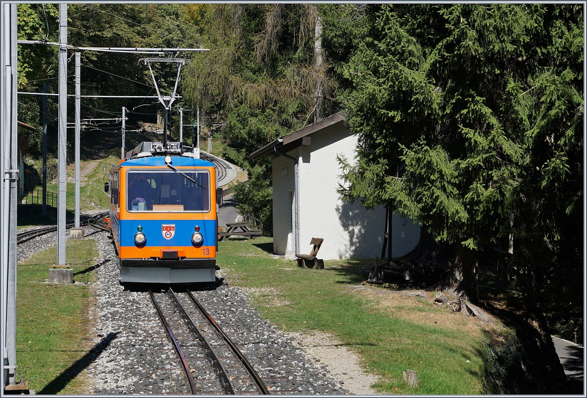 Aus unserem Talwärts fahrenden Zug konnte ich den Bergwärts fahrenden Bhe 4/8 13 in San Nicolao fotografieren. 


27. Sept. 2018