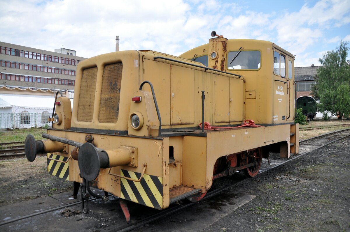 B-Diesel Rangierlok DR-FEW bei der Rbeland-Bahn in Blankenburg/Harz am 12.06.2011.

Anmerkung:
Es ist eine LKM vom Typ V 10 B, sie wurde 1965 unter der Fabriknummer 252448 gebaut und an die REW - Reichsbahn-Entwicklungswerk in Blankenburg (ab 1975 DR-FEW - Deutsche Reichsbahn, Forschungs- und Entwicklungswerk) ausgeliefert. 2016 wurde sie an Privat verkauft und ist beim ECA - Eisenbahnclub Aschersleben e. V. abgestellt.