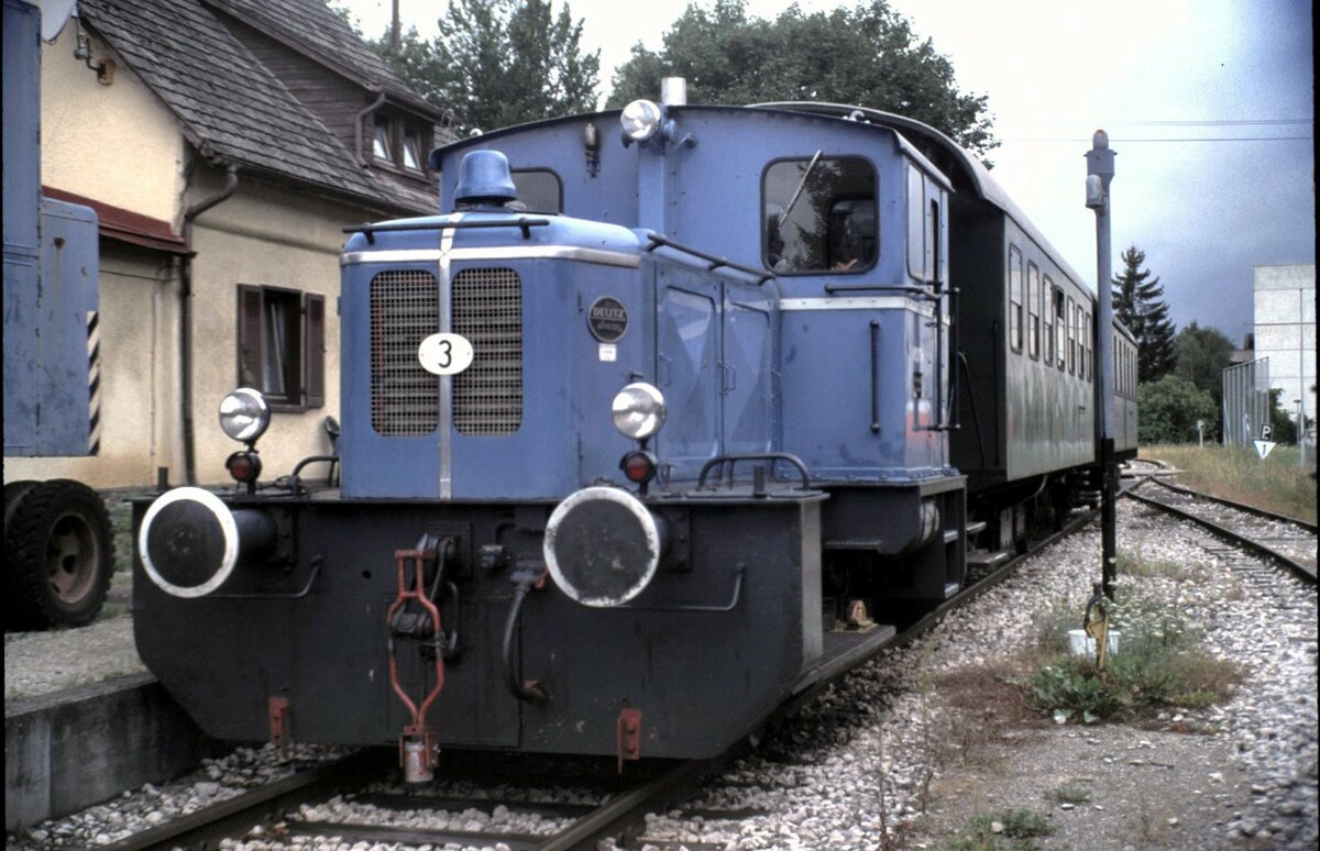 B-Diesellok Typ B-dm  Blauer Klaus  der UEF in Amstetten am 11.08.1999 zur Fahrt zur Sonnenfinsternis. Die ehemalige Voith Nr.3 wurde von Deutz gebaut Baujahr 1956, Fabrik Nr. 56 325, A8L614R 130PS Leihgabe von Voith ex Voith Nr.3.