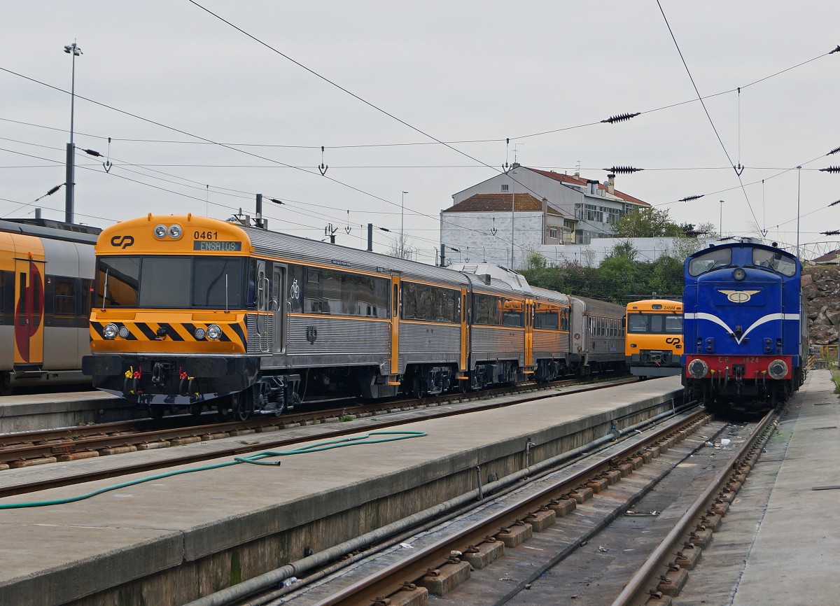 Bahnen in Portugal: Der frisch aufgearbeitete CP 0461 der CP 245M und die CP Rangierlok 1424 im Betriebswerk Porto Contumil aufgenommen am 27. Mrz 2015.
Foto: Walter Ruetsch