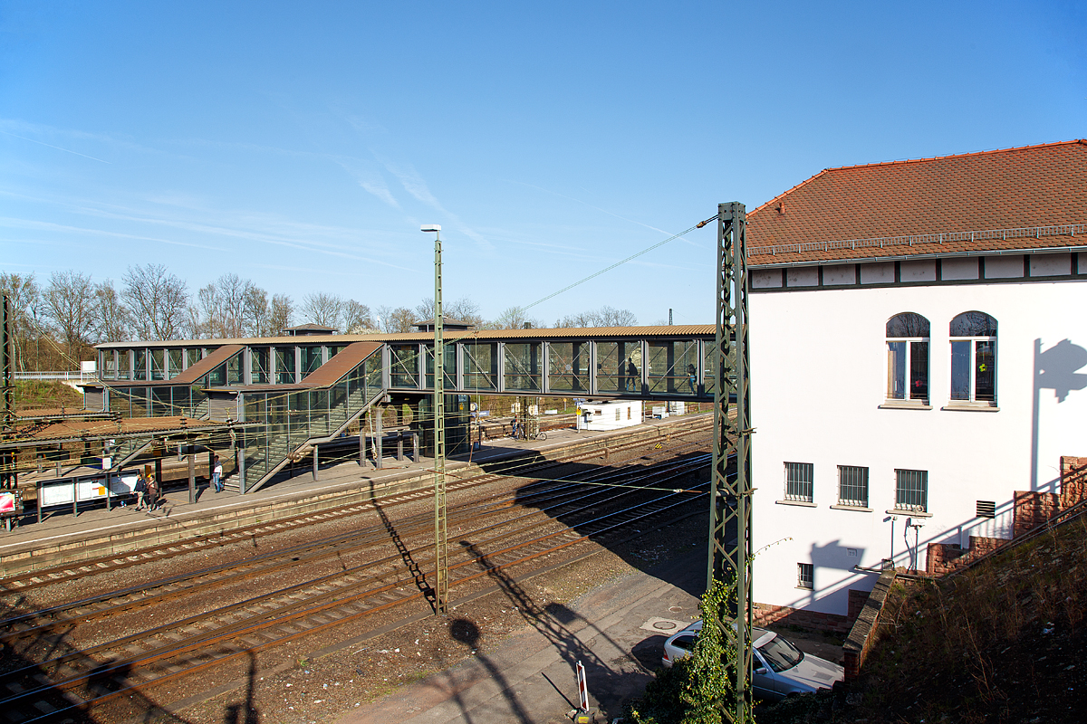 
Bahnhof Mainz-Bischofsheim am 08.04.2018: Blick auf die beiden Bahnsteige und deren Zugang vom Empfangsgebäude (rechts).