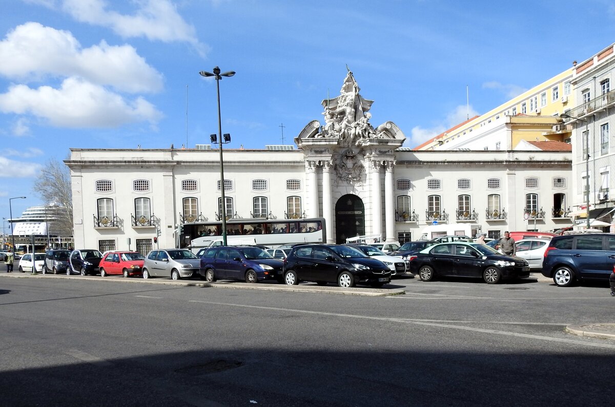 Bahnhof Santa Apolonier auf der Straßenseite in Lissabon am 13.05.2018.