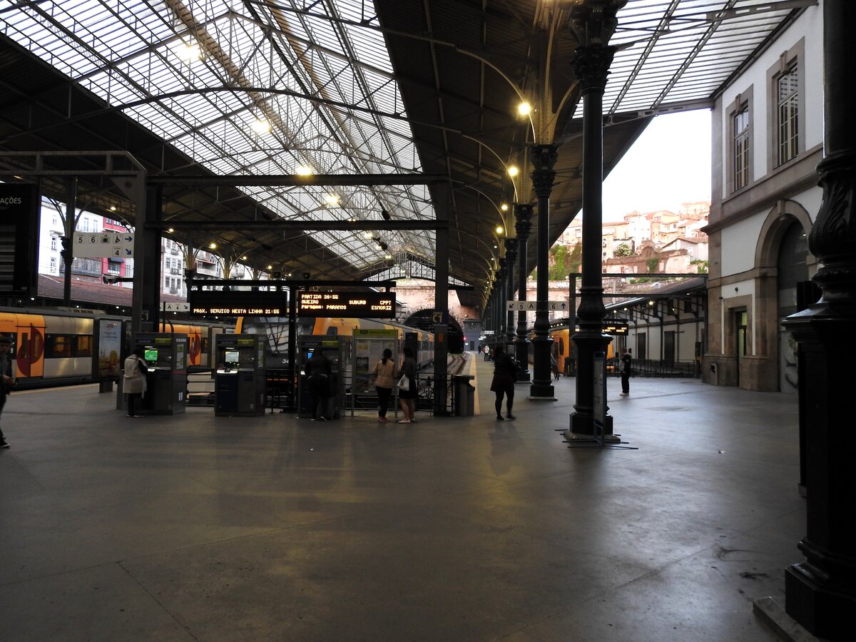 Bahnhof Sao Bento, Gleishalle in Porto, Portugal am 13.05.2018.