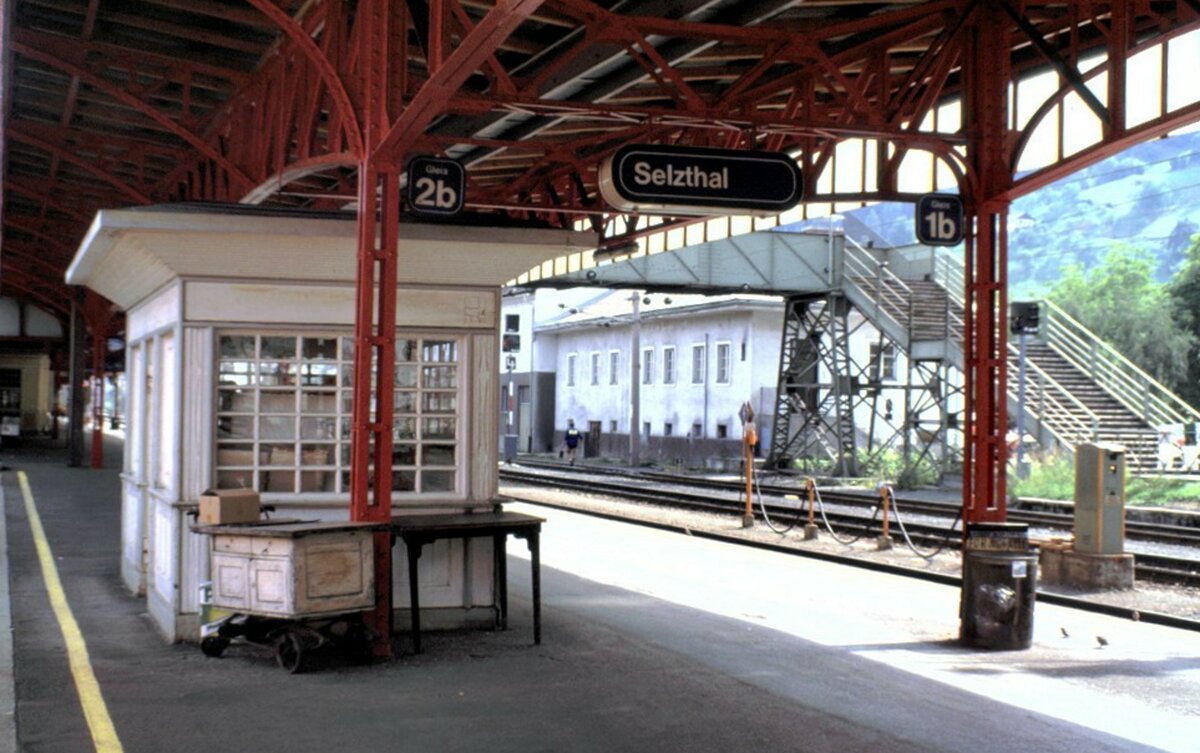 Bahnsteig Selztal mit Kiosk und Erfrischungswagen (beides auer Betrieb) am 17.08.1986.