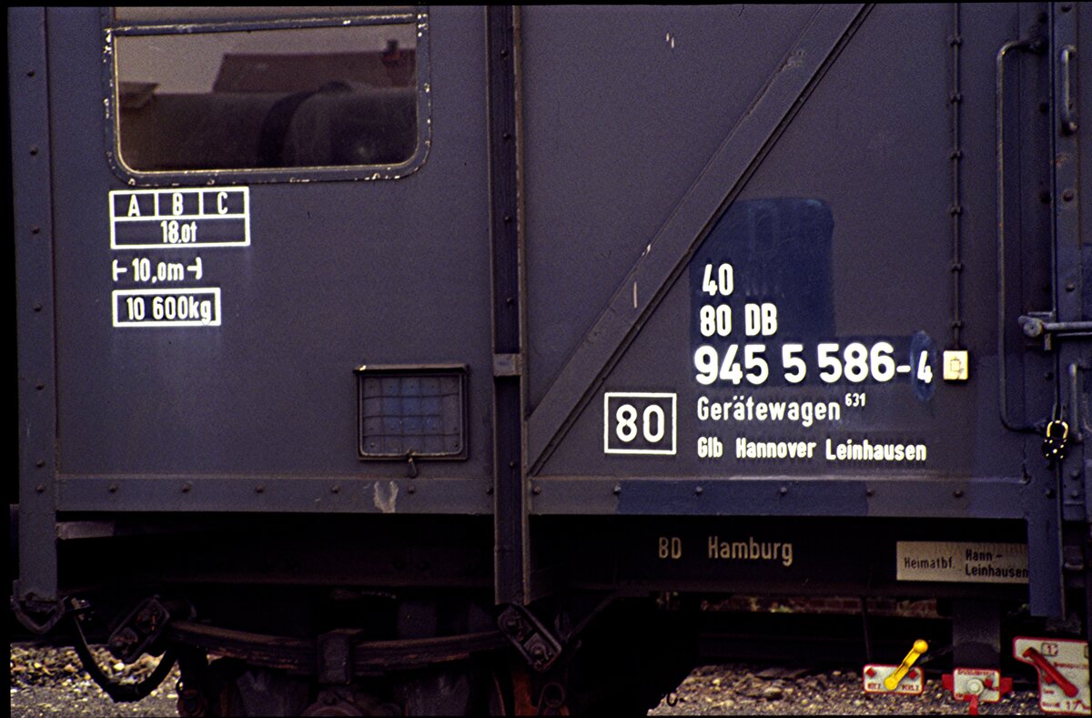 Bauzugwagen Gertewagen 631;  40 80 DB 945 5 586-4 der GLb Hannover-Leinhausen Bahndirektion Hamburg, in Salzgitter-Bad am im August 1980.
