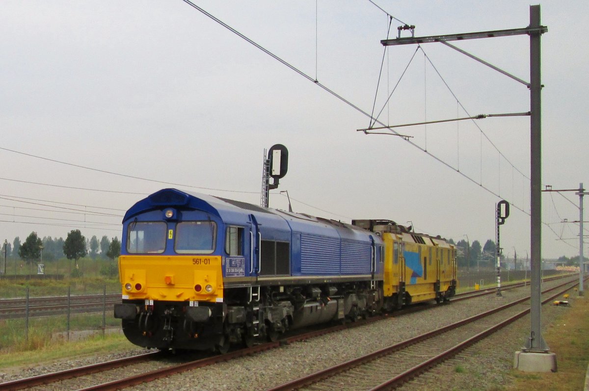 Beacon Rail 561-01 durchfahrt am 20 September 2016 Lage Zwaluwe. 