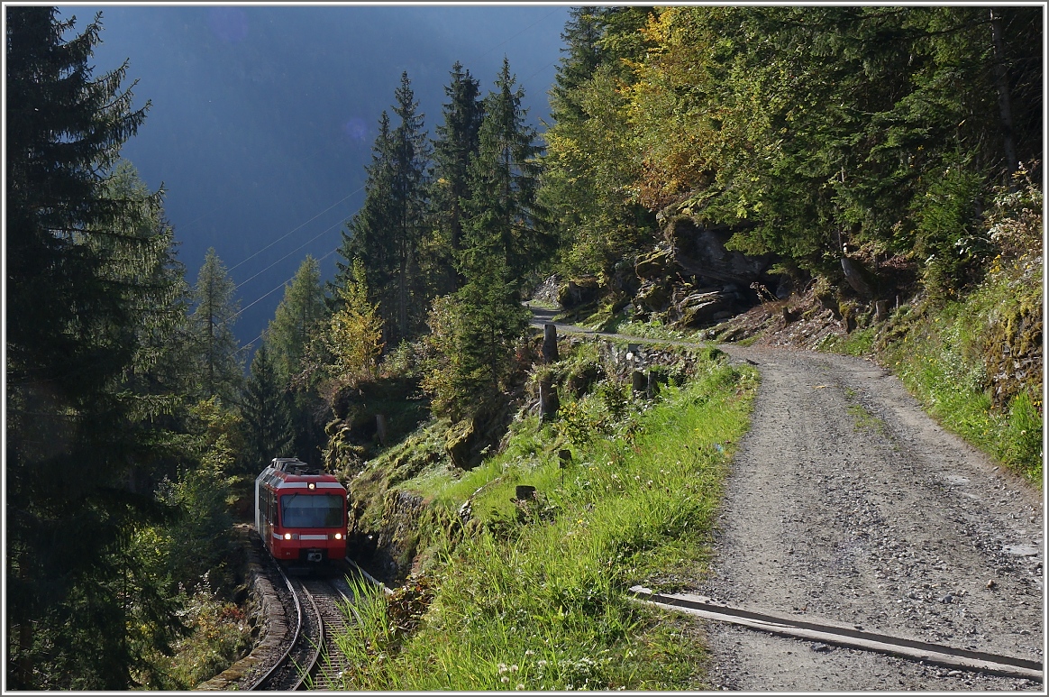 Begegnung beim wandern mit einem TMR Regionalzug zwischen Finhaut und Le Trétien.
(03.10.2014)