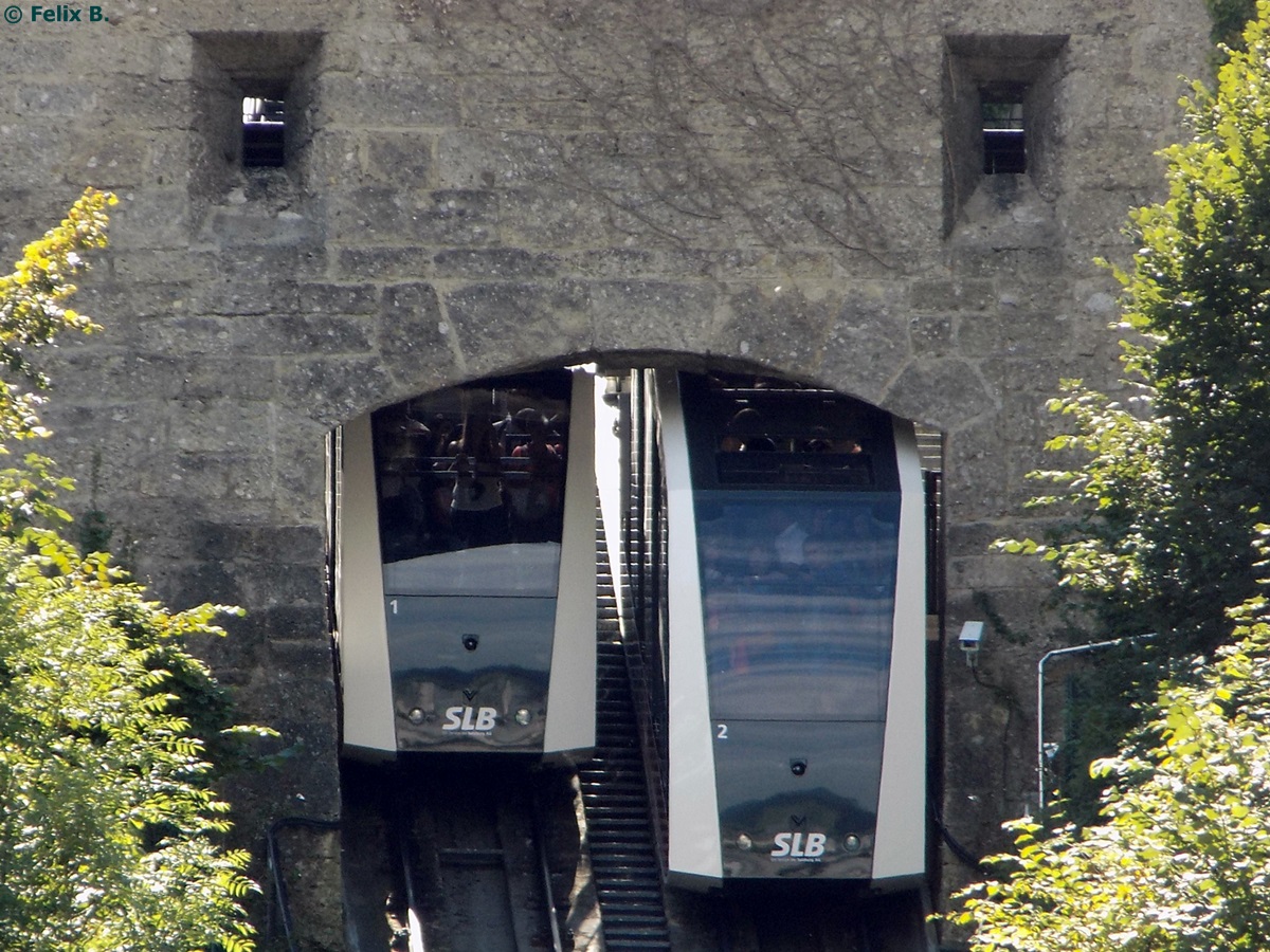 Begegnung zweier Bahnen der SLB zum Schloss von Salzburg in Salzburg am 22.08.2014