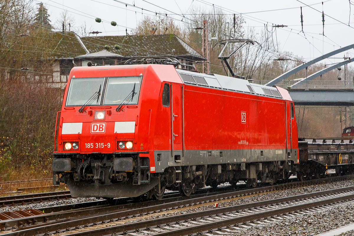 
Bei Regen....
Portrait der DB Cargo 185 315-9 (91 80 6185 315-9 D-DB) die am 08.12.2018 bei Regen mit einem langen leeren Coilzug den Gbf Kreuztal in Richtung Hagen verlässt. 

Die TRAXX F140 AC2 wurde 2007 von Bombardier in Kassel unter der Fabriknummer 34183 gebaut.
