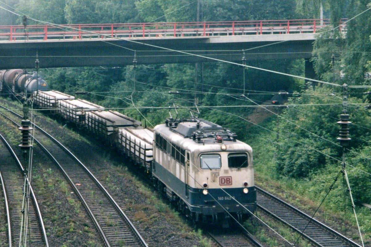 Beide seiten des Storys: 140 642 wartet in Duisburg-Kaiserberg auf die Weiterfahrt am 14 Mai 2005.