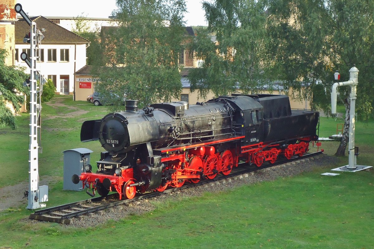Beim Bahnhof von Falkenberg (Elster) steht 52 5679 am 23 September 2014 nocch immer schön zu wesen. 