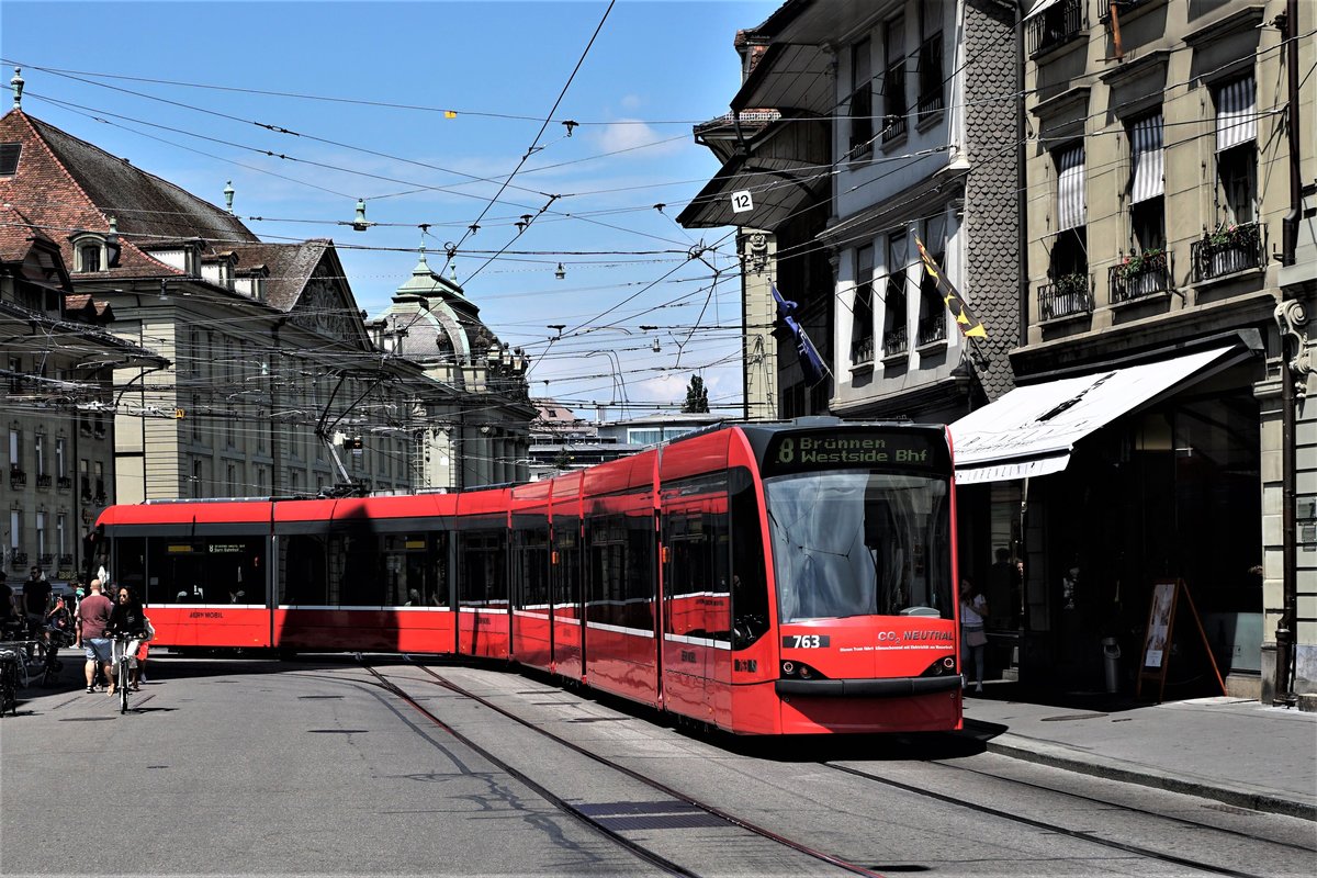 BERNMOBIL.
Die drei in der Stadt Bern verkehrenden Strassenbahntypen:
Das Siemens Combino Tram VL aus dem Jahre 2002 steht auch noch in einer krzeren Version im Einsatz.
Einfahrt in die Station Zytglogge am 15. Juni 2018.
Foto: Walter Ruetsch
