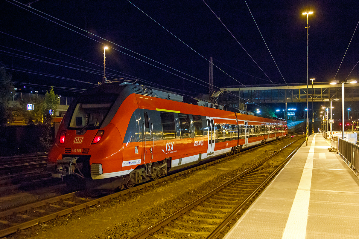 
Bild aus der Hand....
Der vierteilige Bombardier Talent 2 - 442 758/ 442 258  der DB Regio NRW hat im Hbf Siegen am 17.09.2018 bereits Nachtruhe. 