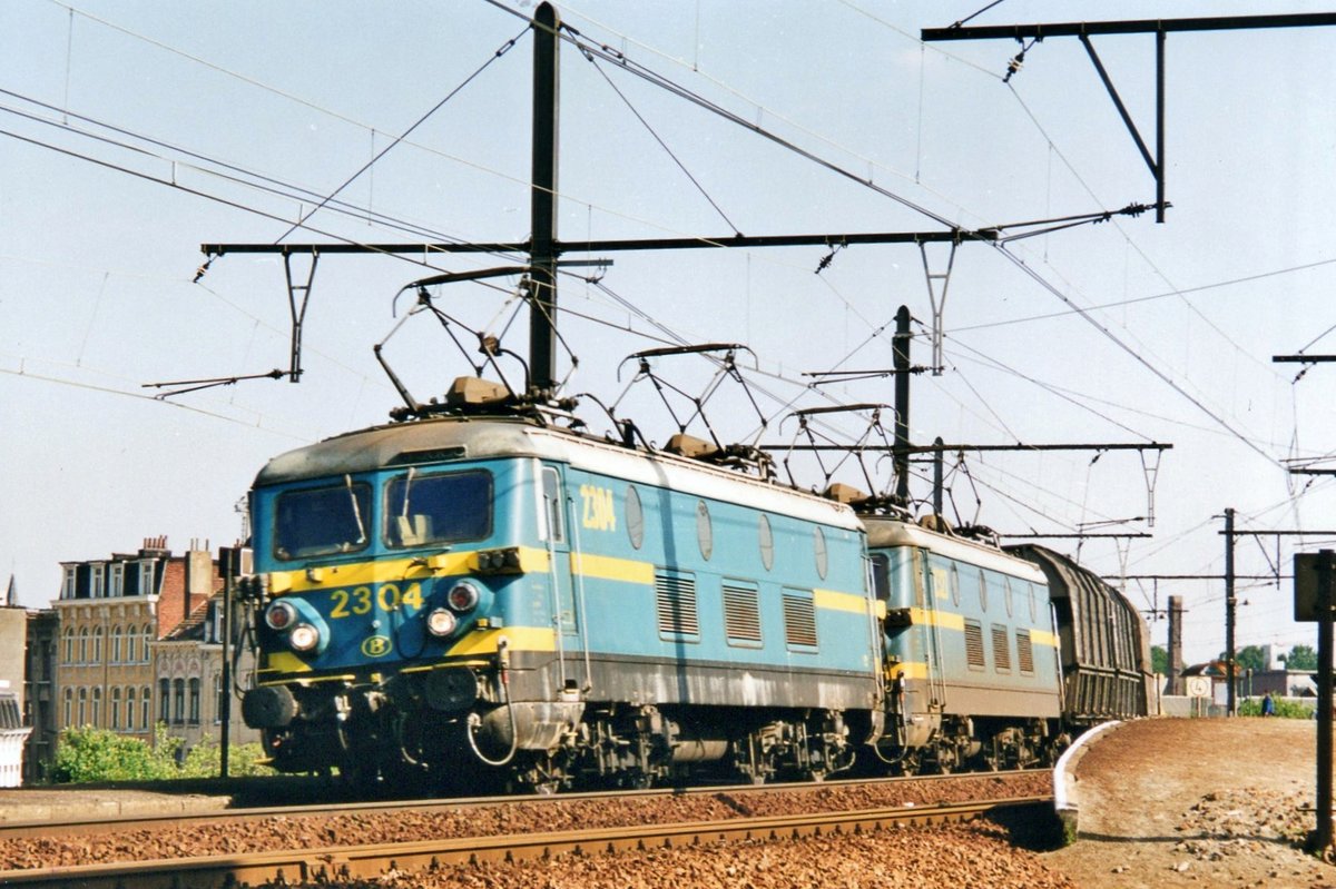 Bleierzzug mit 2304 durchfahrt am 15 Mai 2002 Antwerpen-Dam.