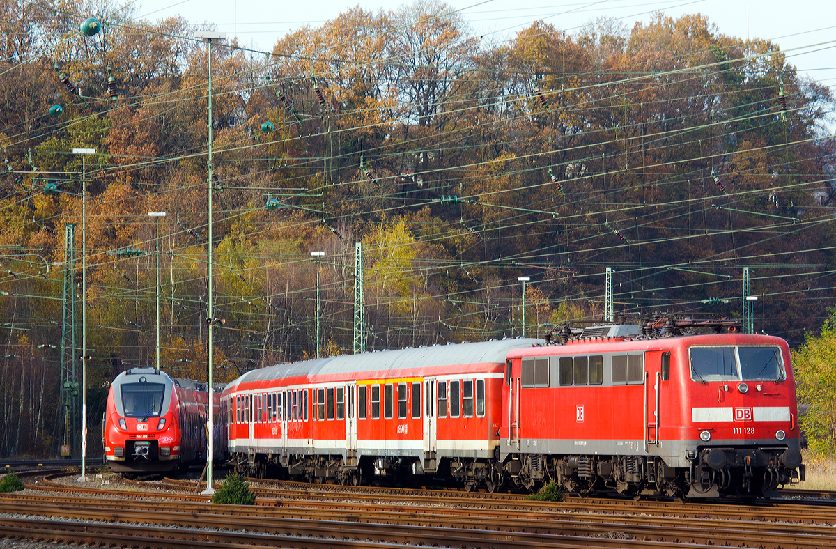 
Blick auf den Abstellbereich in Betzdorf/Sieg am 09.11.2014.

Rechts die 111 128-5 (91 80 6111 128-5 D-DB) der DB Regio NRW mit n-Wagen (ex Silberlinge). Und links der fünfteilige Bombardier Talent 2 - 442 302 / 442 802 der DB Regio NRW.
