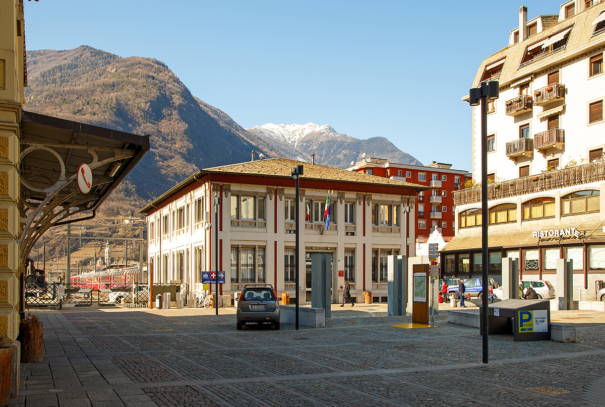 Blick auf das Empfangsgebude vom  RhB-Bahnhof Tirano am 19.02.2017, hier befindet sich auch der Zoll (Dogana di Tirano) darin. 

Links befindet sich der normalspurige Bahnhof der Italienische Staatsbahnen FS (Ferrovie dello Stato Italiane), bis 1970 Ferrovia Alta Valtellina (Bahn des Oberveltlins).