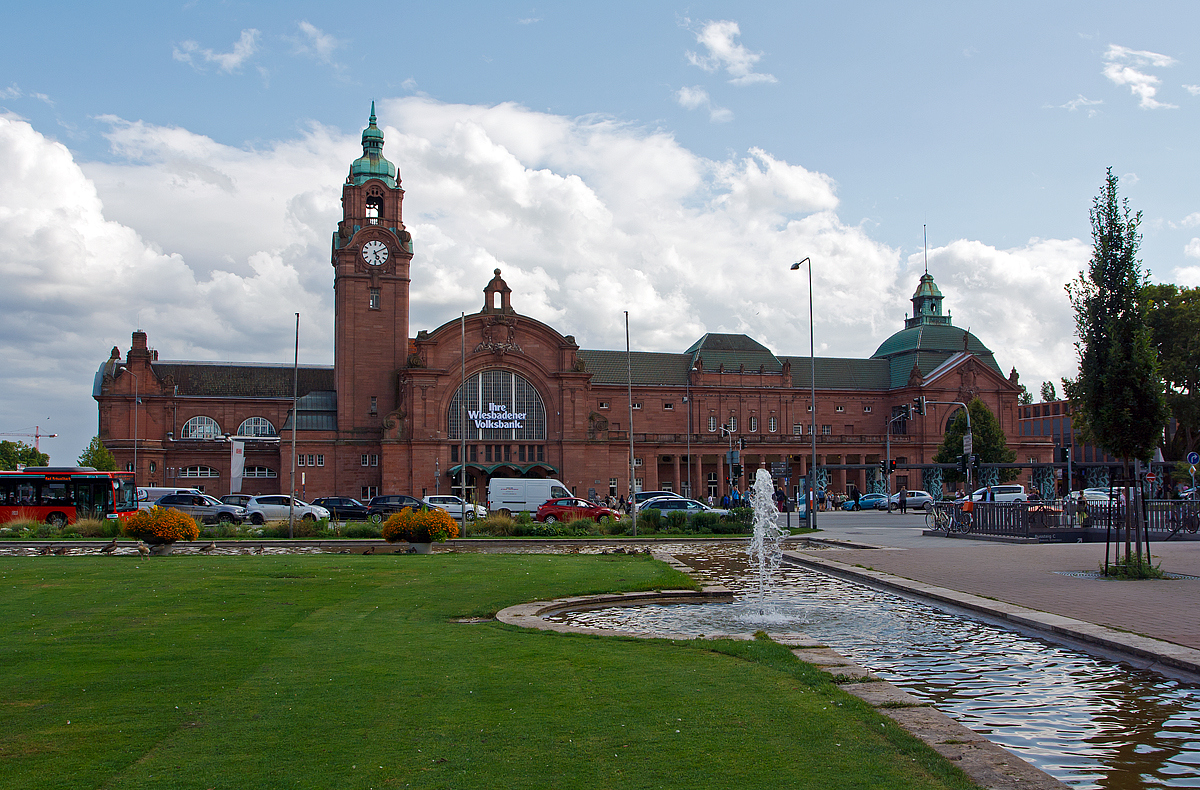 
Blick auf den Hauptbahnhof Wiesbaden am 11.08.2014. 
Der Wiesbadener Hauptbahnhof ist der Hauptverkehrsknotenpunkt der hessischen Landeshauptstadt Wiesbaden. Er ist ein Kopfbahnhof am Südrand der Innenstadt und wird täglich von mehr als 40.000 Reisenden frequentiert.