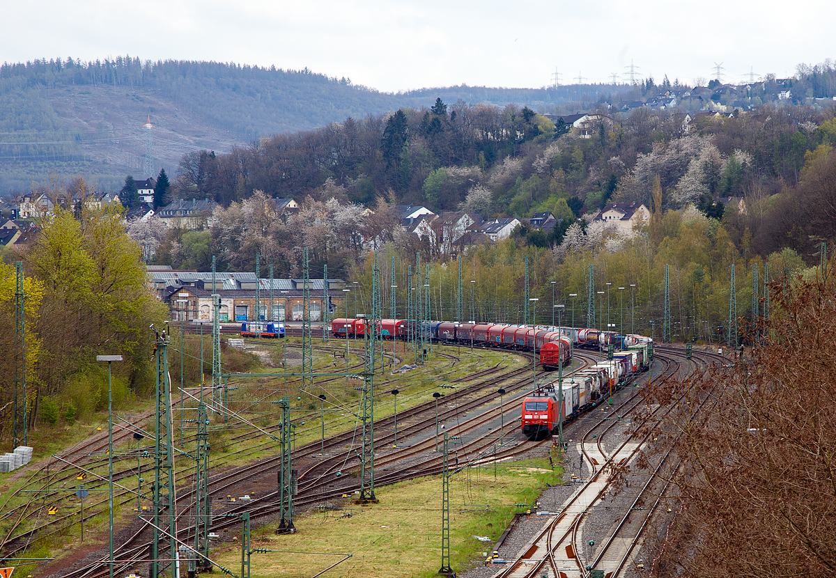 Blick auf den Rangierbahnhof (Rbf) Betzdorf/Sieg am 29.04.2021 (von der Brcke in Betzdorf-Bruche), hier hat die DB Cargo 152 075-8 (91 80 6152 075-8 D-DB) mit ihrem KLV-Zug einen Stopp einlegt, gleich geht es weiter in Richtung Kln.