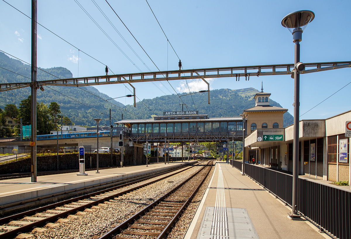 
Blick auf den Turmbahnhof mit Hochperron der Arth-Rigi-Bahn in Arth-Goldau, am 01.08.2019 vom SBB Bahnhof gesehen.

Der 2006 unter Schutz gestellte Hochperron wurde zwischen 2010 und 2017 umfassend renoviert und um 70 cm angehoben. Die Arth-Rigi-Bahn baute 1897 ber den Gleisen der Gotthardbahn einen Kopfbahnhof in einem Reitergebude. Das Pionierprojekt wird auch Hochperron genannt. Bei der Elektrifizierung der Gotthardbahn musste der Hochperron 1922 schon mal um 41 cm angehoben werden.
