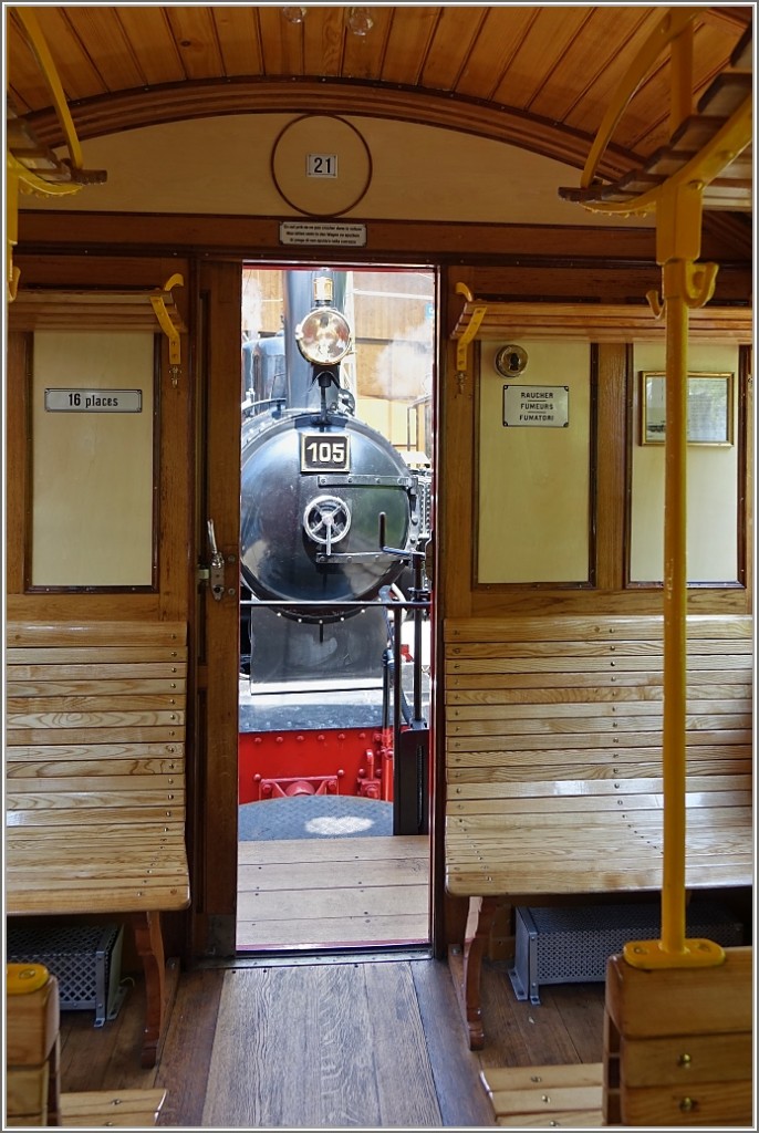 Blick aus einem Abteil auf Details einer Dampflok(01.08.2014)