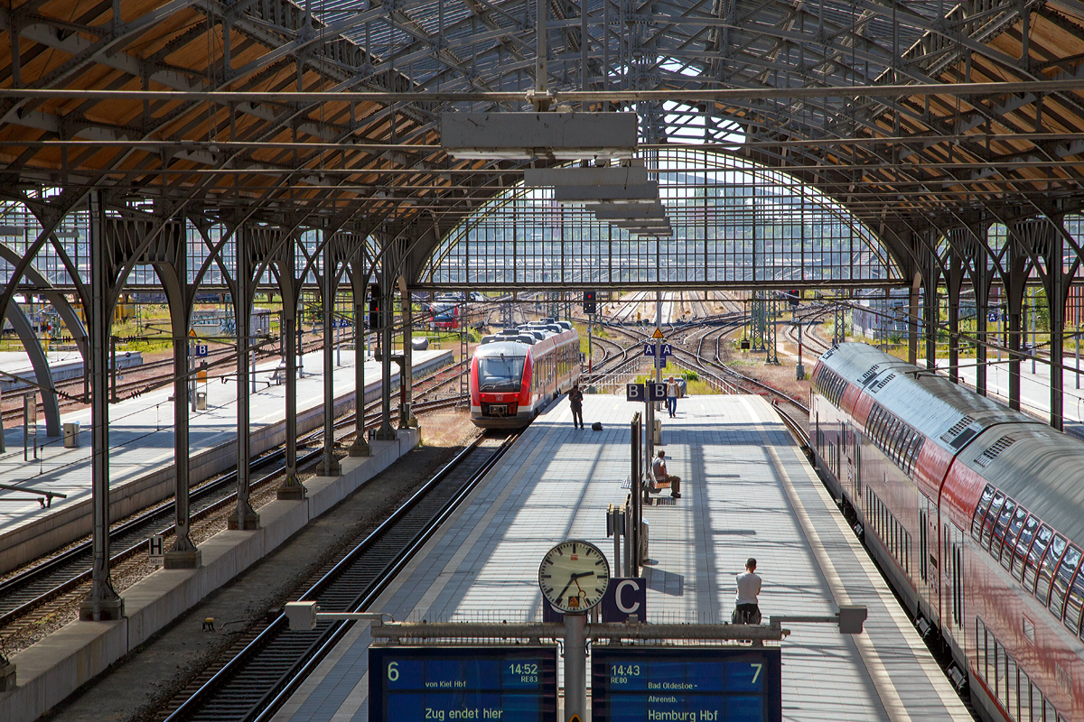 
Blick in die Bahnsteighalle (Gleis 6 / 7) vom Hauptbahnhof Lbeck am 11.06.2015.