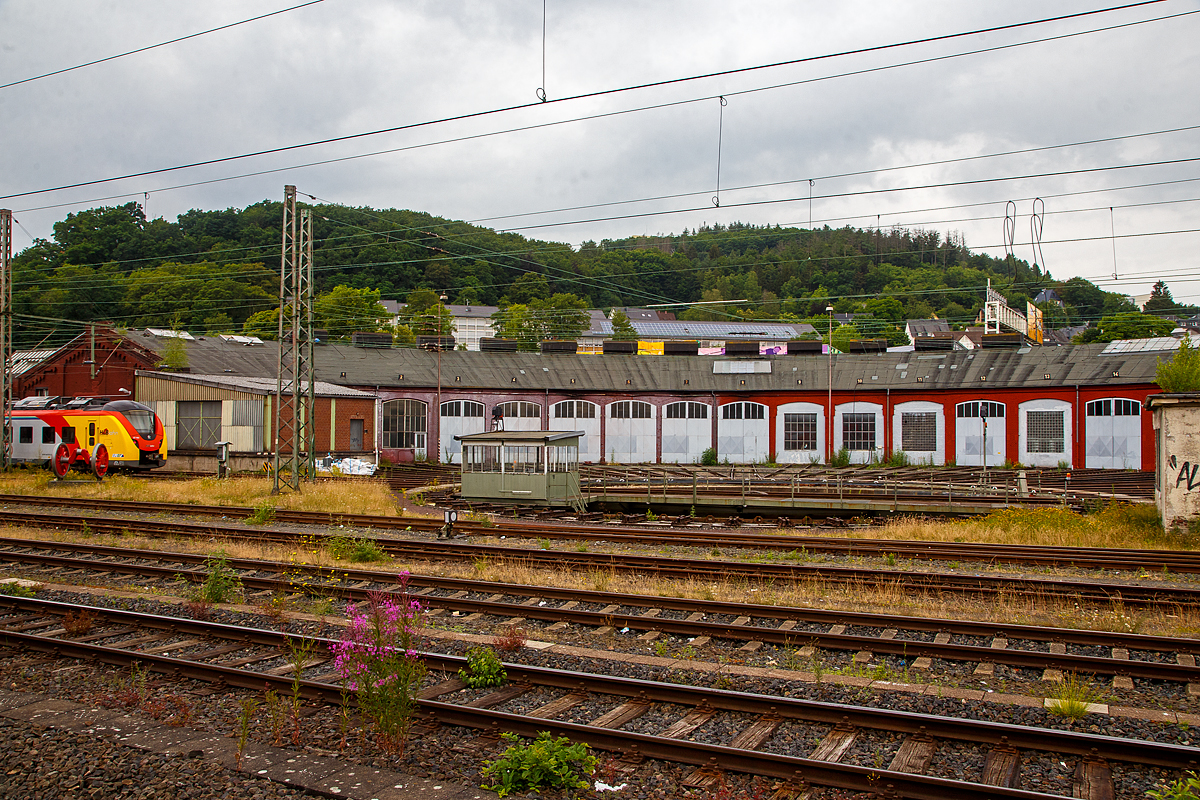 Blick vom Hbf auf den Ringlokschuppen Siegen am 29.06.2022. Bis 2020 befand sich hier das Südwestfälische Eisenbahnmuseum, leider wurde dem Museumsverein der Mietvertrag gekündigt.