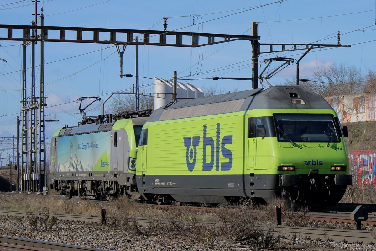 BLS 465 014 hat ein Vectron beim Passage durch Pratteln in Schlepp am 13 Februar 2024.