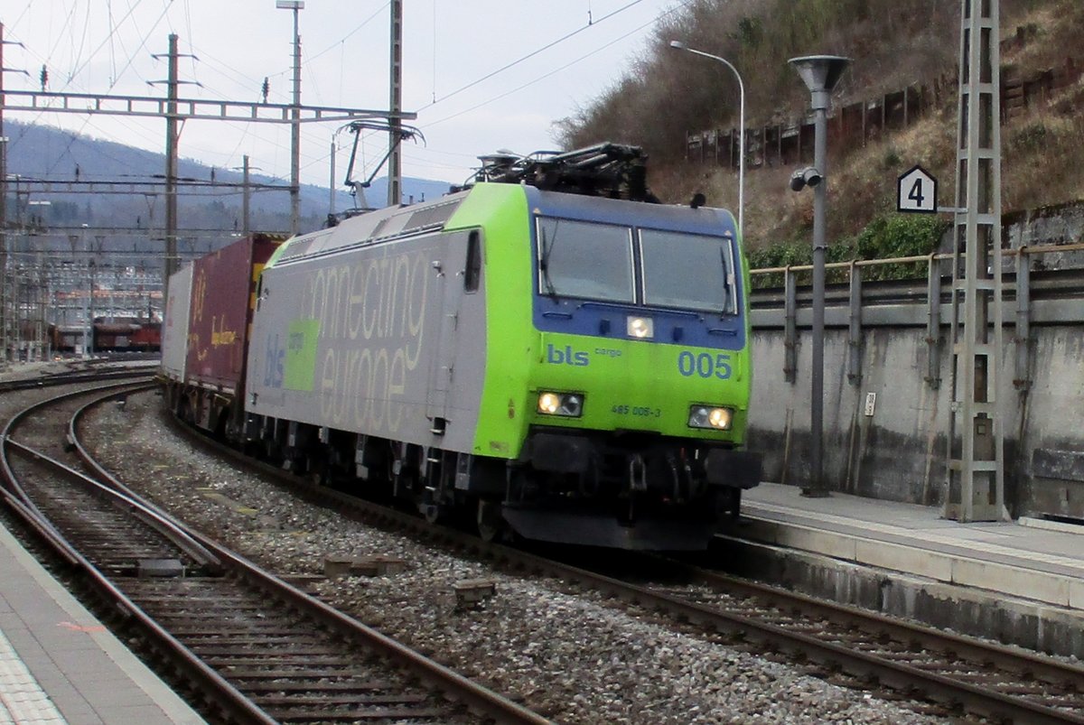 BLS 485 005 legt sich am Bahnhof Olten in die Kurve am 22 März 2017.