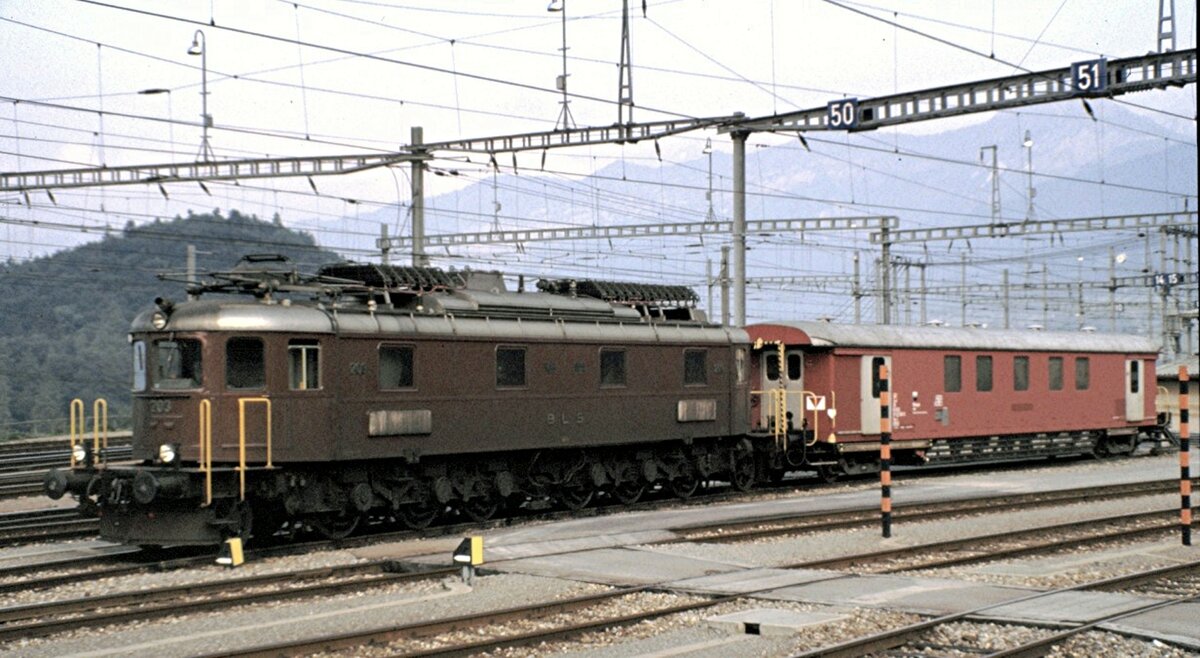 BLS Ae 6/8 Nr. 203 mit Hilfswagen in Spiez am 27.07.1980.