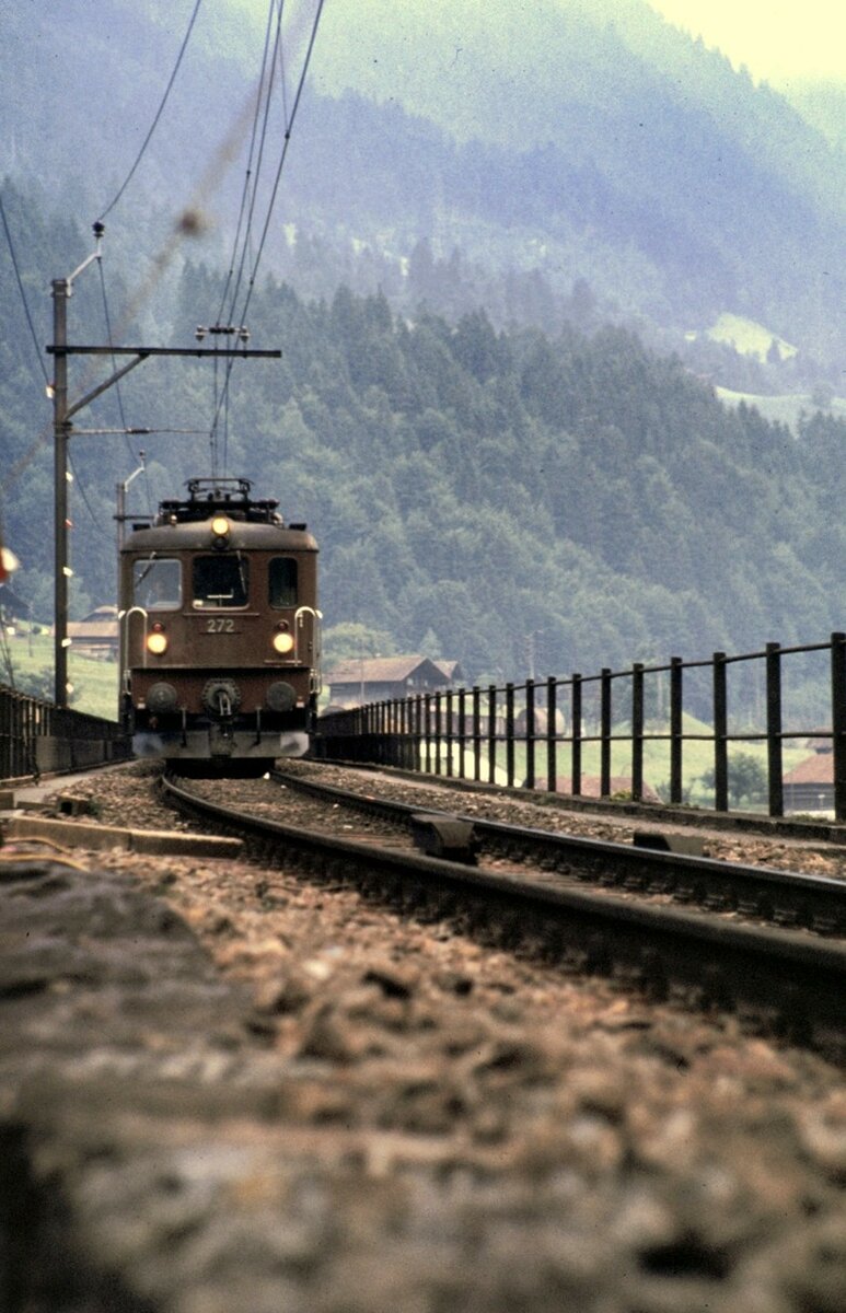 BLS Ae 8/8 Nr. 272 auf dem Kanderviadukt am 28.07.1980.