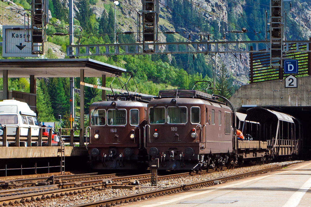 
BLS Autoverlad Ltschberg im Bahnhof Goppenstein am 28.05.2012. Die BLS Re 4/4 168  Baltschieder  (Re 425 168) und die BLS Re 4/4 180  Ville de Neuchtel  (Re 425 180) stehen mit den Autoverladezgen bereit.