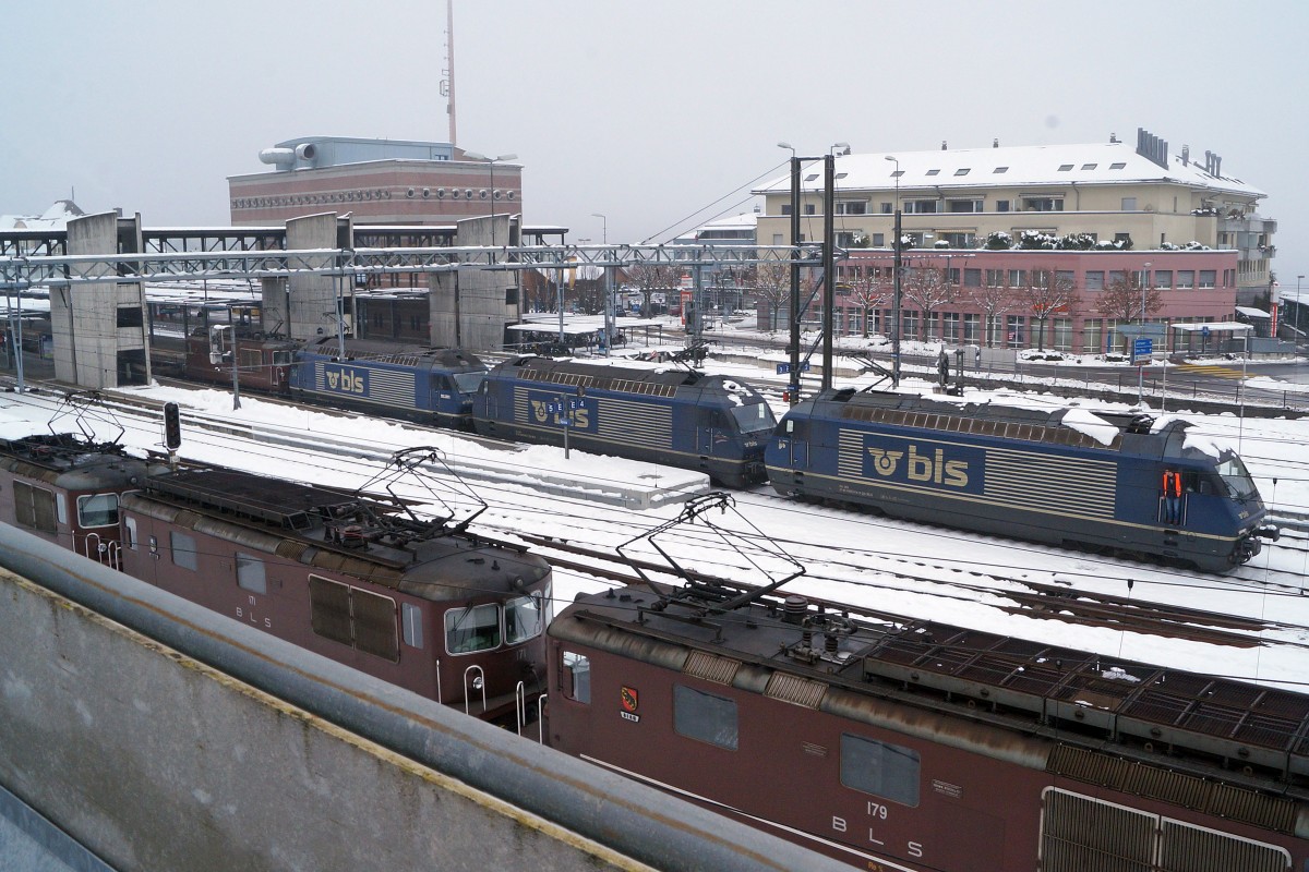 BLS: Der BLS-Bahnhof Spiez, aufgenommen aus einer anderen Perspektive am frühen Morgen des 2. Januar 2015 bei sehr schlechter Witterung.
Foto: Walter Ruetsch