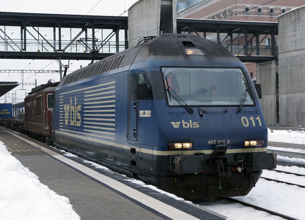 BLS: Güterzugsverstärkung in Spiez vom 2. Januar 2014. Der von Weil am Rhein im Bahnhof Spiez einfahrende LKW-Walter Blockzug mit der Re 465 011-5 und der Re 4/4 190 wurde für die Weiterfahrt nach Domodossola mit zwei weiteren Re 465 verstärkt. An der Zugsspitze der nicht alltäglichen Vierfach-Traktion wurde die 465 014-9 eingereiht.
Foto: Walter Ruetsch