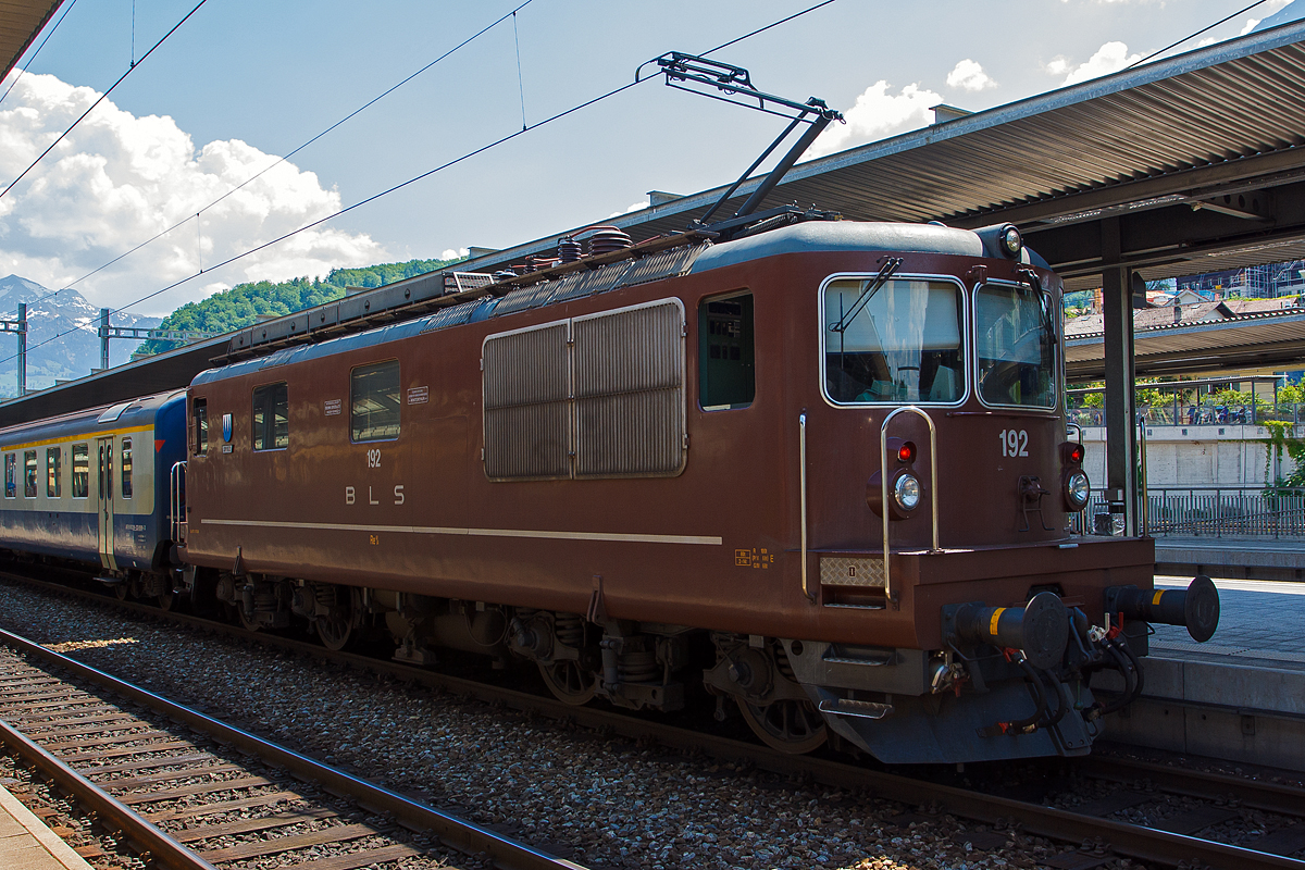 BLS Re 4/4 - 192  Spiez  (Re 425) mit einem Regionalzug im Bahnhof Spiez am 28.05.2012. 

Die Lok ist aus der letzten Bauserie und wurde 1982 bei SLM unter der Fabriknummer 5224 gebaut. 

Die Lok haben die Achsformel Bo'Bo' und haben eine Länge über Puffer von 15.470 mm, ein Eigengewicht von 80 t, die Leistung von 4.980 kW (6.770 PS) bringt sie auf eine Höchsgeschwindigkeit von 140 km/h.