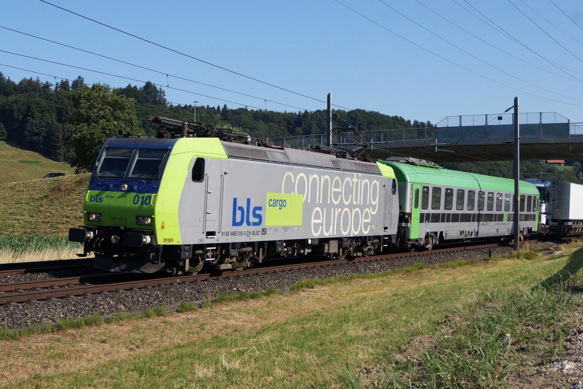 BLS: Re 485-010-3 bei Hermiswil am 11. Juli 2015.
Foto: Walter Ruetsch