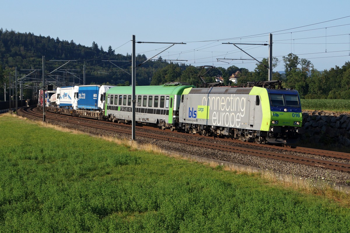 BLS: Re 485 016-0 bringt Lastwagen auf der Schiene vom Norden in den Süden. Die Aufnahme entstand bei Langenthal am 15. Juli 2015 im letzten Abendlicht.
Foto: Walter Ruetsch