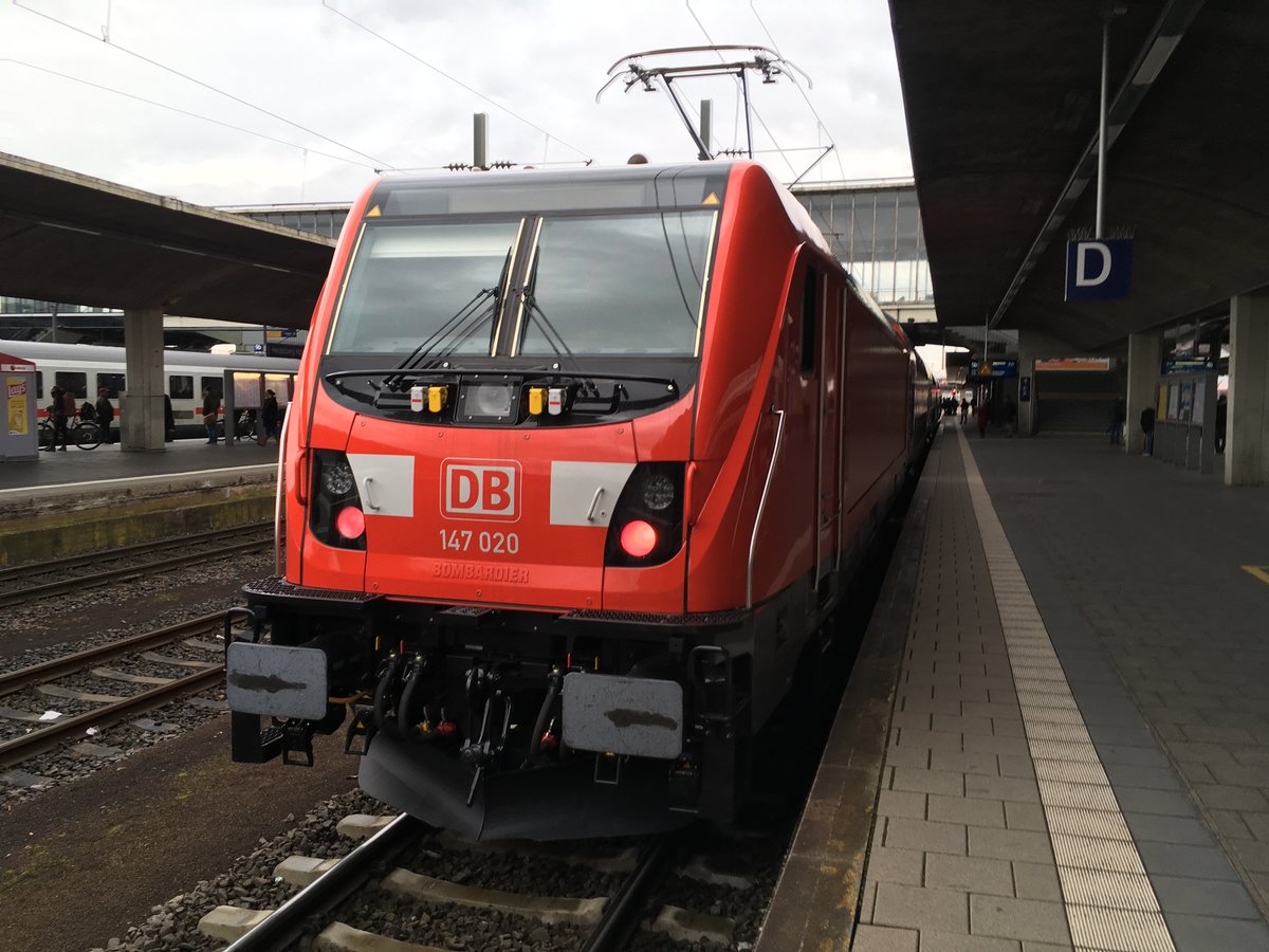 Brandneu:

Die neuen E - Loks fr Stuttgart - die Br 147.

Erst am 20.12.16 Lackiert glnzt 147 020 schon am 17.02.17 in Heidelberg Hbf um den ganzen Tag zwischen Stuttgart und Heidelberg umher zu fahren und damit wohl eine ihrer erster Fahrten zu verbringen.



