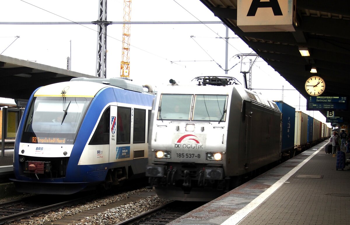 BRB VT 225 und 185 537-8 TX Logistik mit Containerzug fährt mit hoher Geschwindigkeit durch den Bahnhof Augsburg am 21.12.2019.