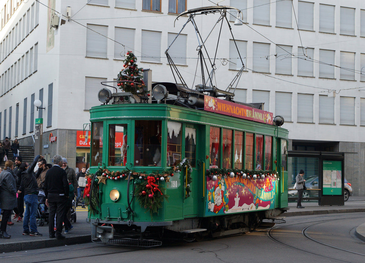 BVB: Mit der Weihnachtsstrassenbahn  Mrlitram  Basel unterwegs am 17. Dezember 2016.
Foto: Walter Ruetsch