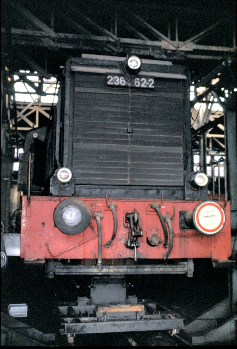 Bw-Führung in Stuttgart; der Kasten der 236 267-2 ist aufgebockt auf ein Hilfsgestell am 12.10.1980.