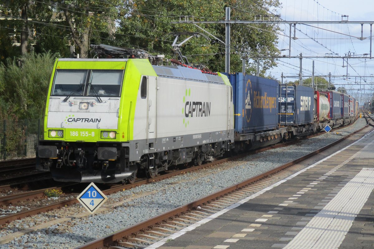 Captrain 186 155 schleppt ein KLV durch Gouda am 7 Oktober 2018. 